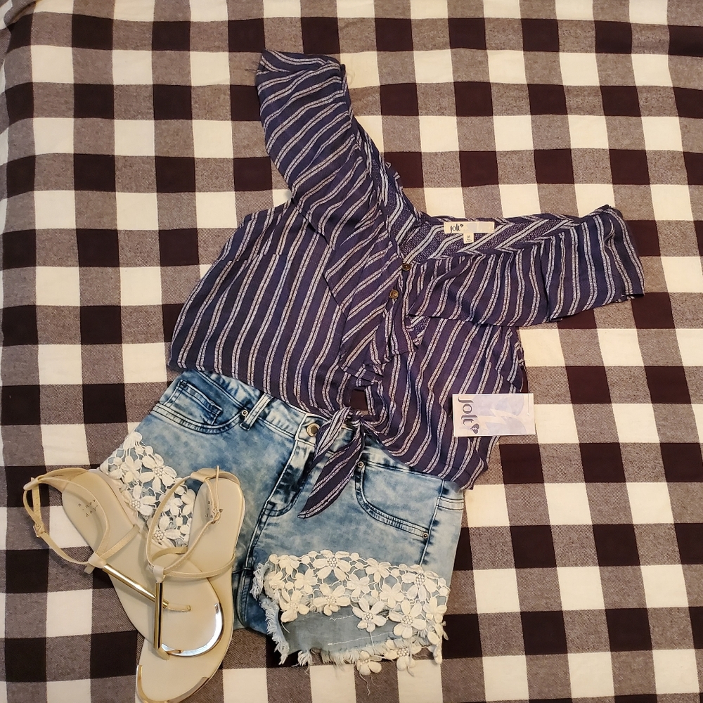 NWT | Junior's ruffle and tie crop top